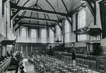 OVI-00001329 interieur NHkerk met nog bijbels op de banken